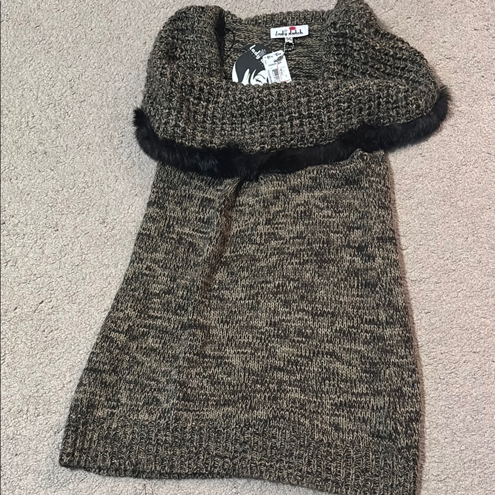 Women’s lady Dutch sleeveless sweater with fur trim. Size xs. New with tags.